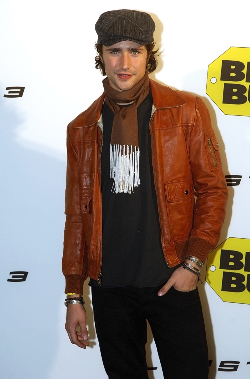 2000s Fashion Men Matt Dallas Scarf Matt Dallas pairs a scarf with a flat cap and leather jacket for the 2006 launch of Playstation 3 at a West Hollywood Best Buy.