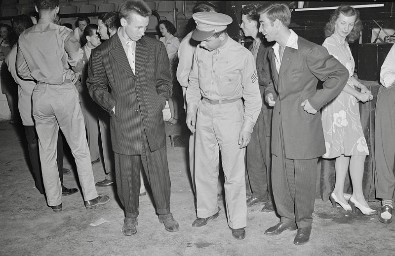 40s Fashion Men Zoot Suit A soldier takes a look at the zoot suit trend in Washington D.C. in 1942.