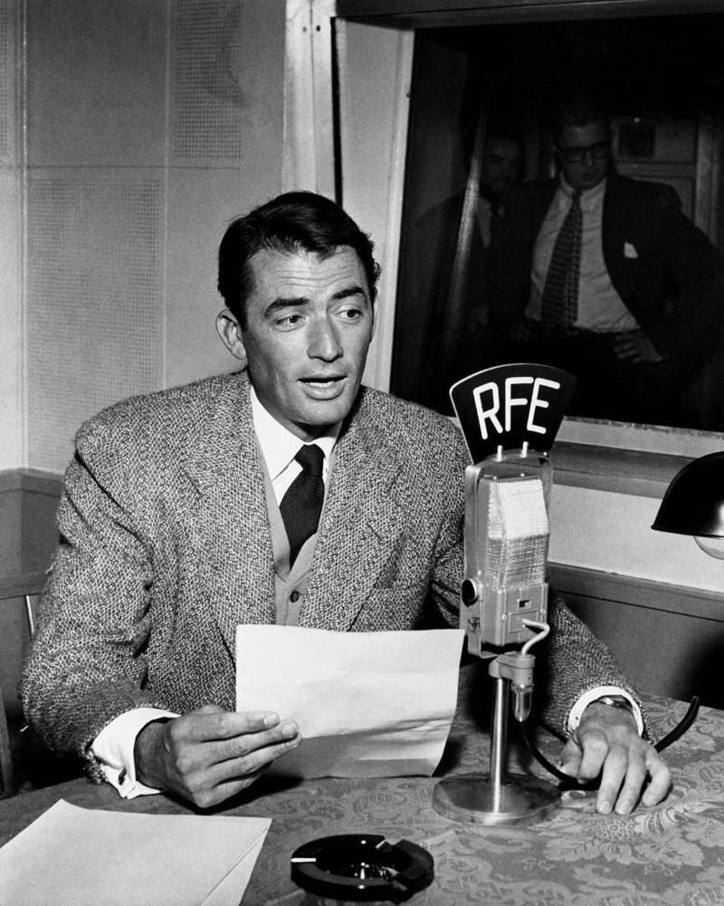 50s Fashion Men Gregory Peck Radio Free Europe 1953 Gregory Peck wears a Harris Tweed sport coat for a 1953 edition of Radio Free Europe.