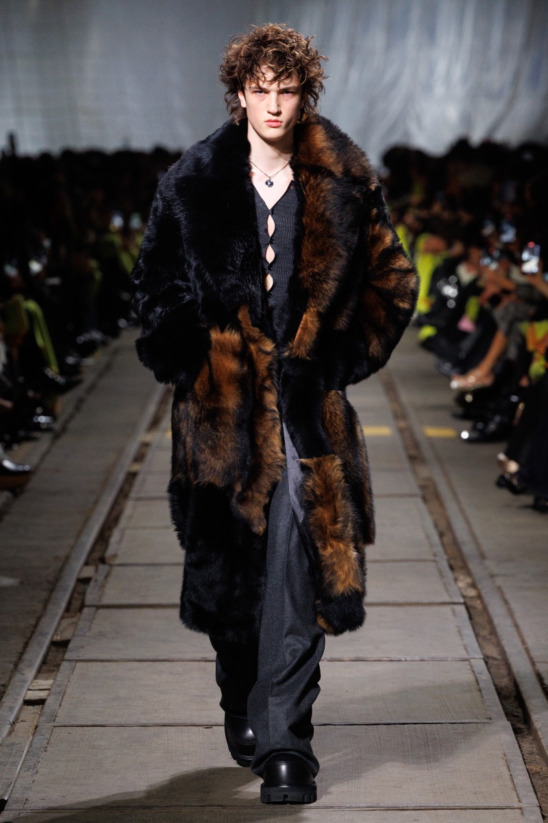 Alexander McQueen Fall Winter 2024 Faux Fur Trend Alexander McQueen fall-winter 2024 collection men's faux fur coat