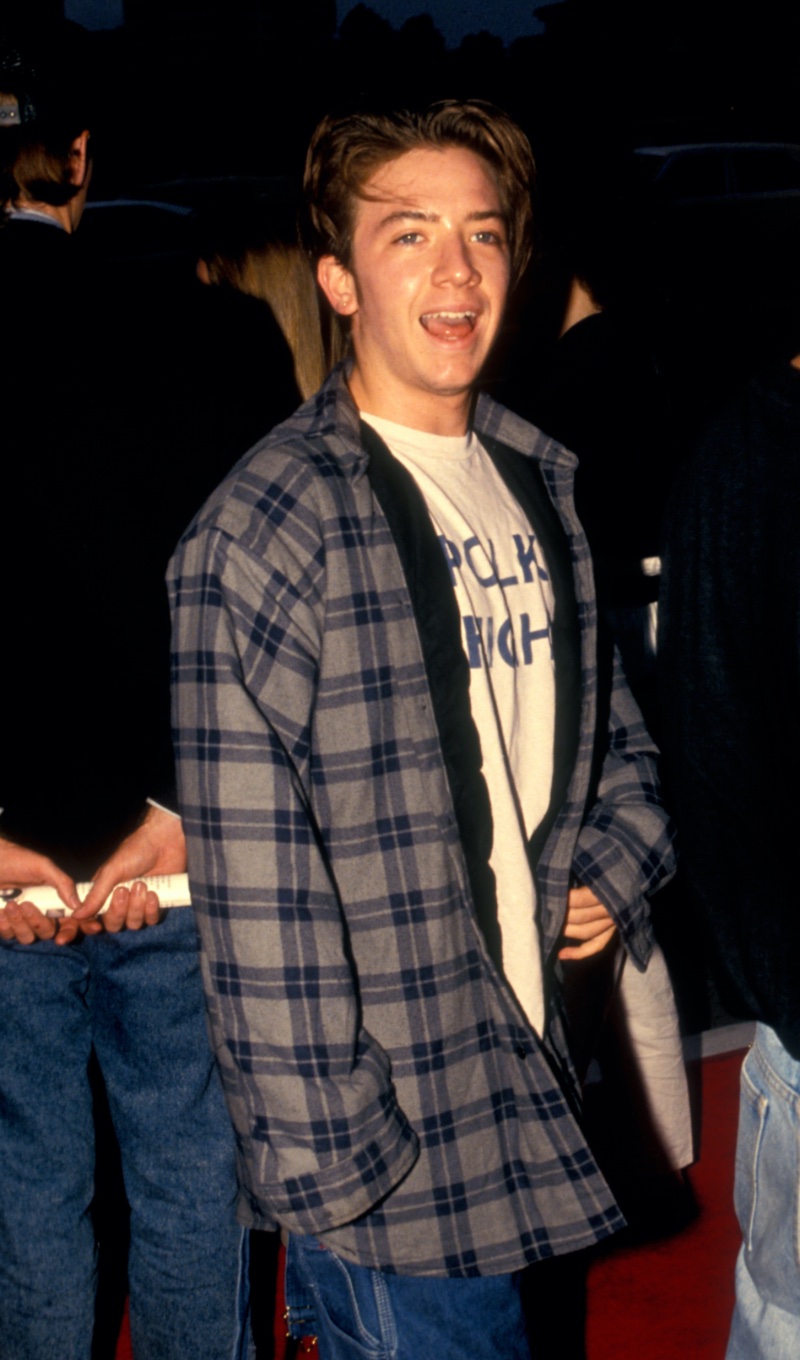 David Faustino 90s Fashion Men Oversized Flannel Shirt David Faustino of Married with Children fame wears an oversized flannel shirt, outside Roxbury nightclub circa 1991.