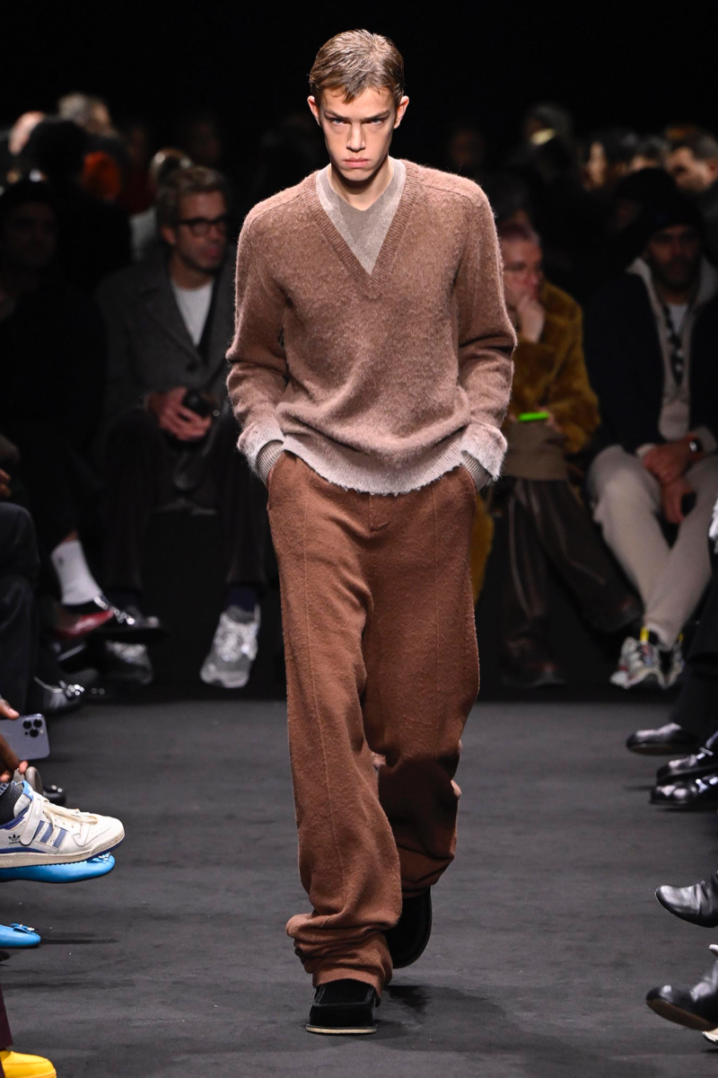 JW Anderson Fall Winter 2024 Grandpacore Trend JW Anderson fall-winter 2024 collection grandpacore trend sweater
