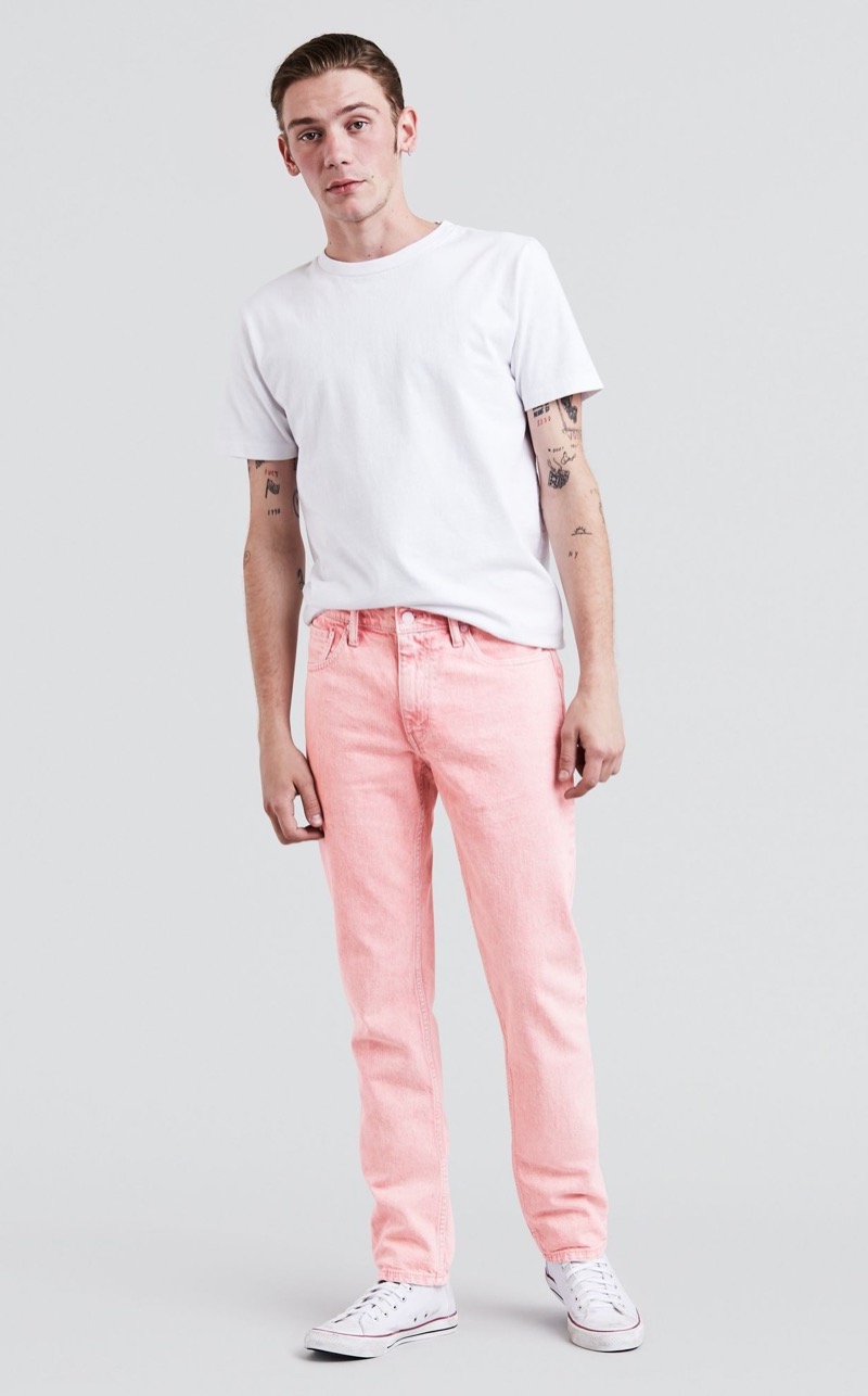 Pink Jeans White T Shirt Outfit Levis Pink jeans white t-shirt outfit