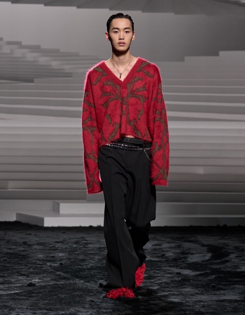 Versace Fall Winter 2024 V Neck Fashion Trend Versace fall-winter 2024 collection men's v-neck sweater